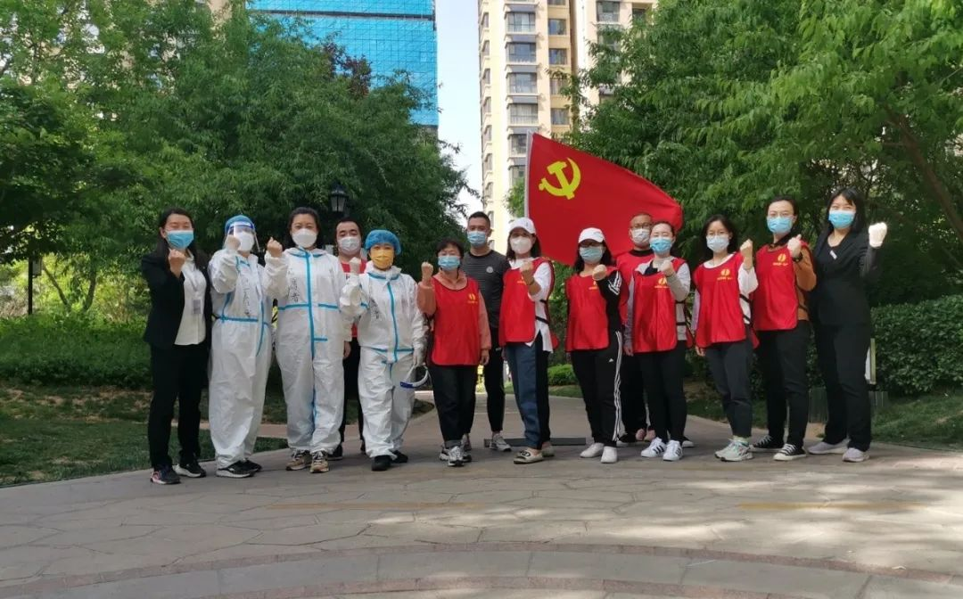 亮身份、見行動，讓黨旗在抗疫一線高高飄揚！